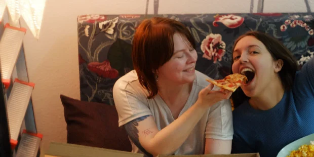 Gäster som njuter av pizza på Lilla Istanbul